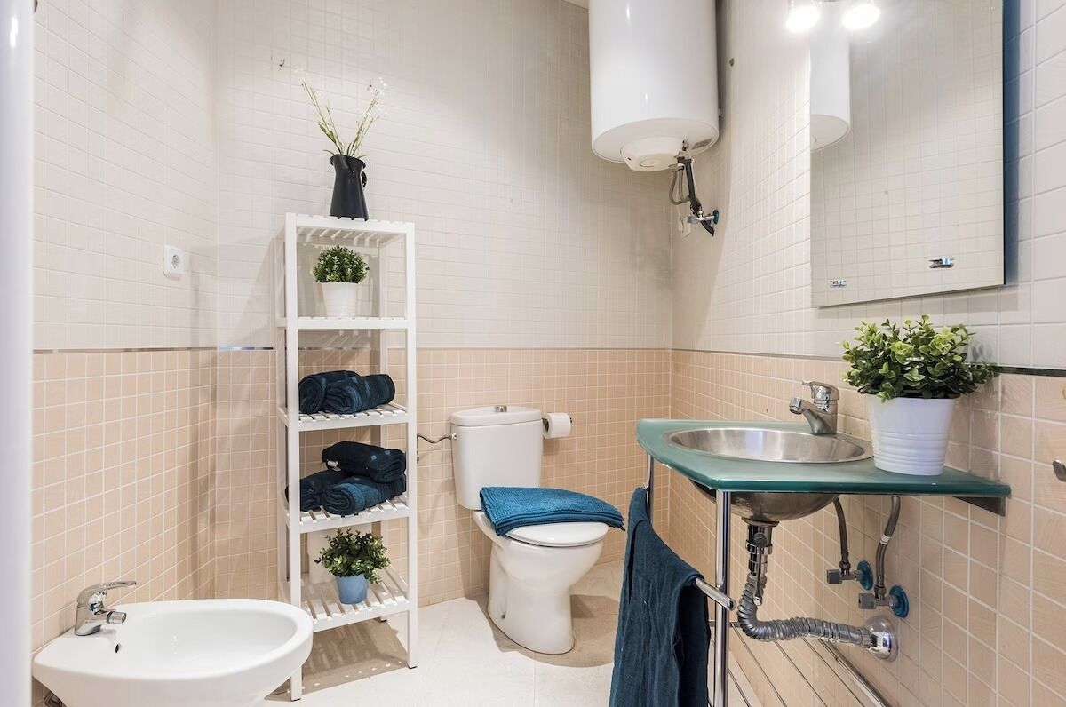 Douche, sèche-cheveux, serviettes fournies, savon