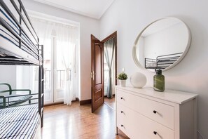 2 عدّة غرف نوم ومكواة/لوح كي وسرير سفر وواي فاي مجانًا