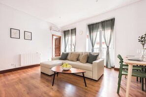 Smart TV - Bright apartment in central Madrid (Madrid)