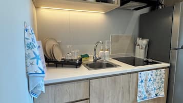 Fridge, microwave, stovetop, coffee/tea maker