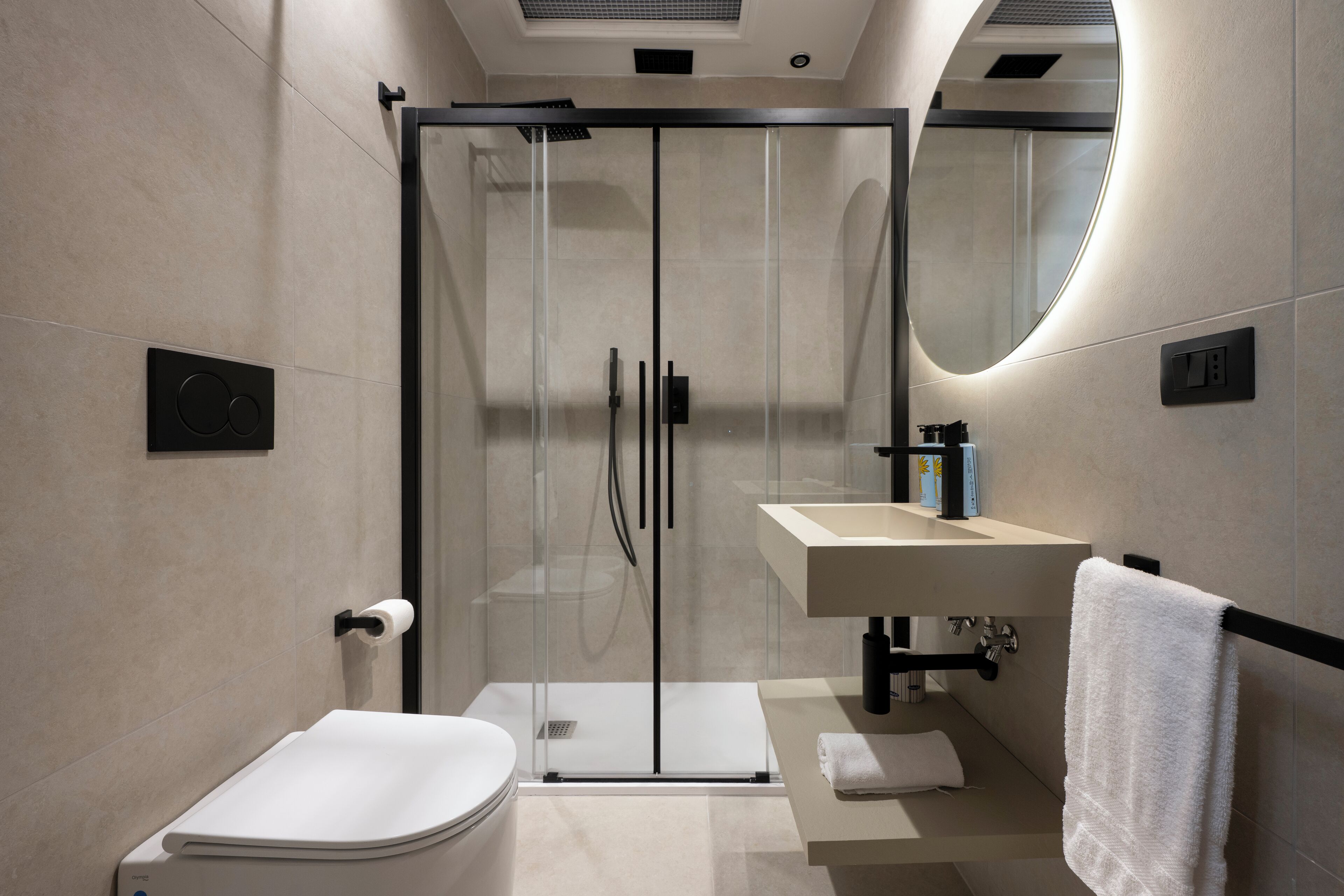 シャワー、ヘアドライヤー、タオル、石鹸