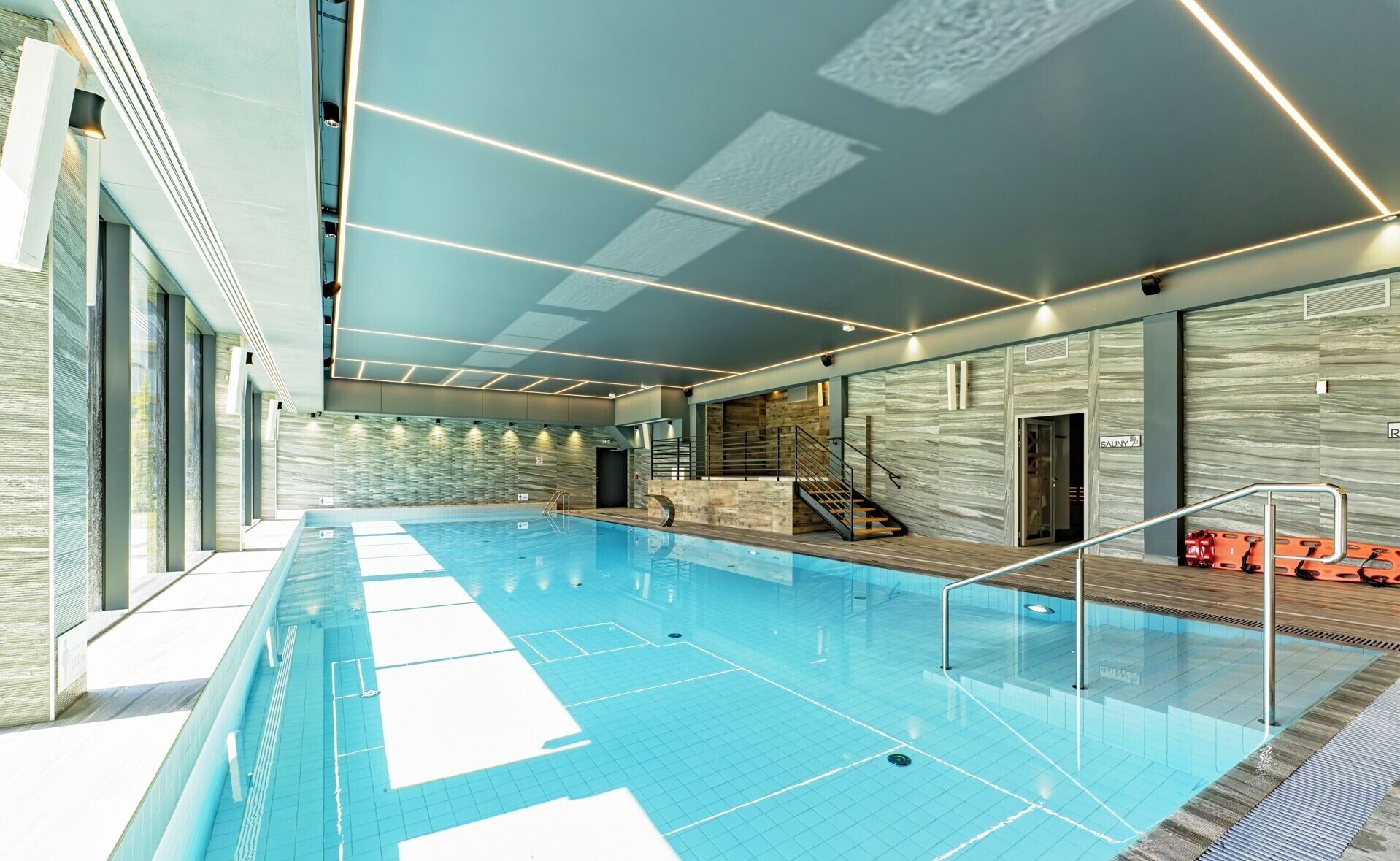 Innenpool, geöffnet von 09:00 Uhr bis 21:00 Uhr, Liegestühle