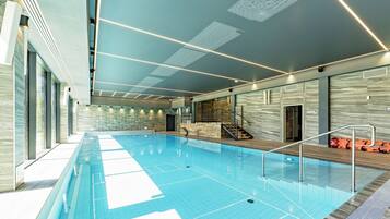 Innenpool, geöffnet von 09:00 Uhr bis 21:00 Uhr, Liegestühle