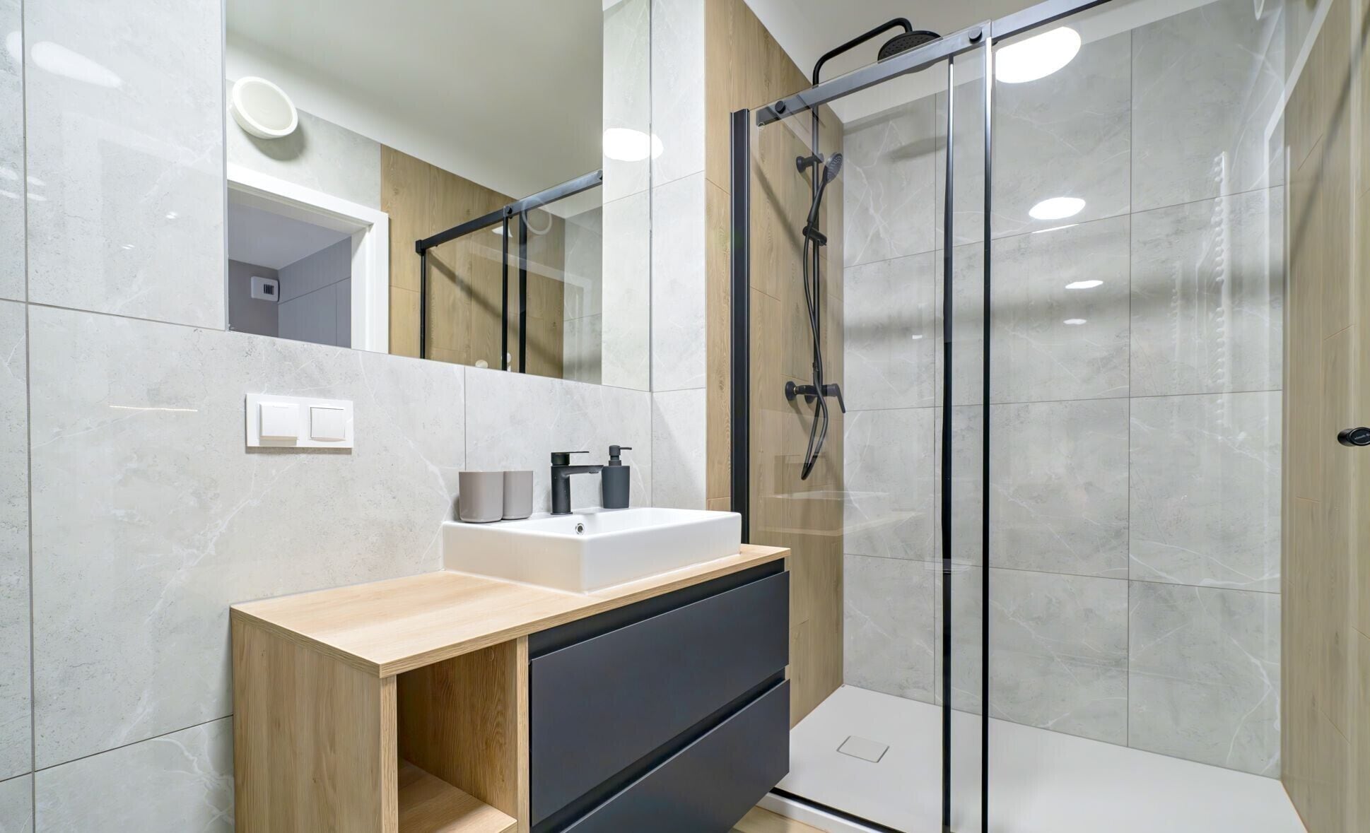 Classic-Apartment (Kasprowicza 124) | Badezimmer | Dusche, Hydromassagedusche, Haartrockner, Handtücher