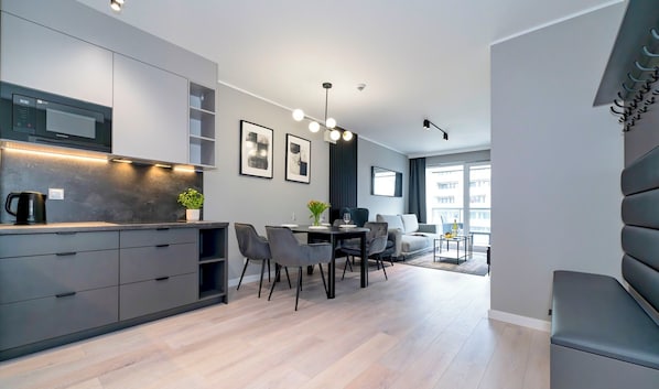 Classic Apartment (Kasprowicza 124) | Dapur peribadi | Peti sejuk, ketuhar gelombang mikro, dapur, mesin basuh pinggan mangkuk 