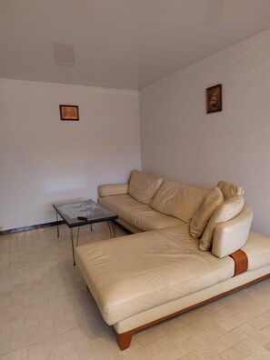 TV - Family Gîte with Shared Game Room, Terrace & Garden, Wi-Fi (Charency-Vezin)