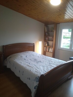 3 bedrooms, iron/ironing board, WiFi, bed sheets - Family Gîte with Shared Game Room, Terrace & Garden, Wi-Fi (Charency-Vezin)
