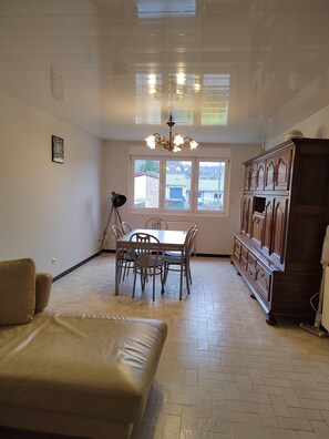 TV - Family Gîte with Shared Game Room, Terrace & Garden, Wi-Fi (Charency-Vezin)