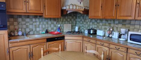 Køleskab, mikrobølgeovn, ovn, kogeplade