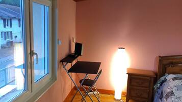 3 habitaciones, tabla de planchar con plancha, wifi y ropa de cama