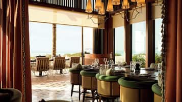 4 restaurants; breakfast, lunch, and dinner served