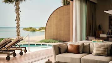Bộ đồ giường kháng dị ứng, chăn bông, minibar, két bảo mật tại phòng