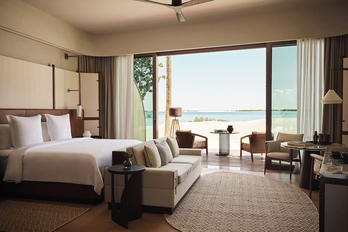 Habitación, 1 cama King size, frente al mar | Ropa de cama hipoalergénica, edredón y minibar