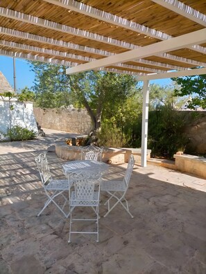 Outdoor dining - Villa 'Trullo Luco' with Private Terrace, Wi-Fi, and Air Conditioning (Martina Franca)