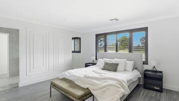 5 bedrooms, iron/ironing board, WiFi, bed sheets