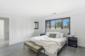 5 bedrooms, iron/ironing board, WiFi, bed sheets