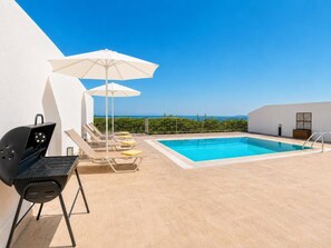 A rooftop pool with a clear view of the ocean, a barbecue grill, and lounge chairs with umbrellas. - Villa Aglaia - Two Bedroom Villa, Sleeps 4 (Mparmpati)