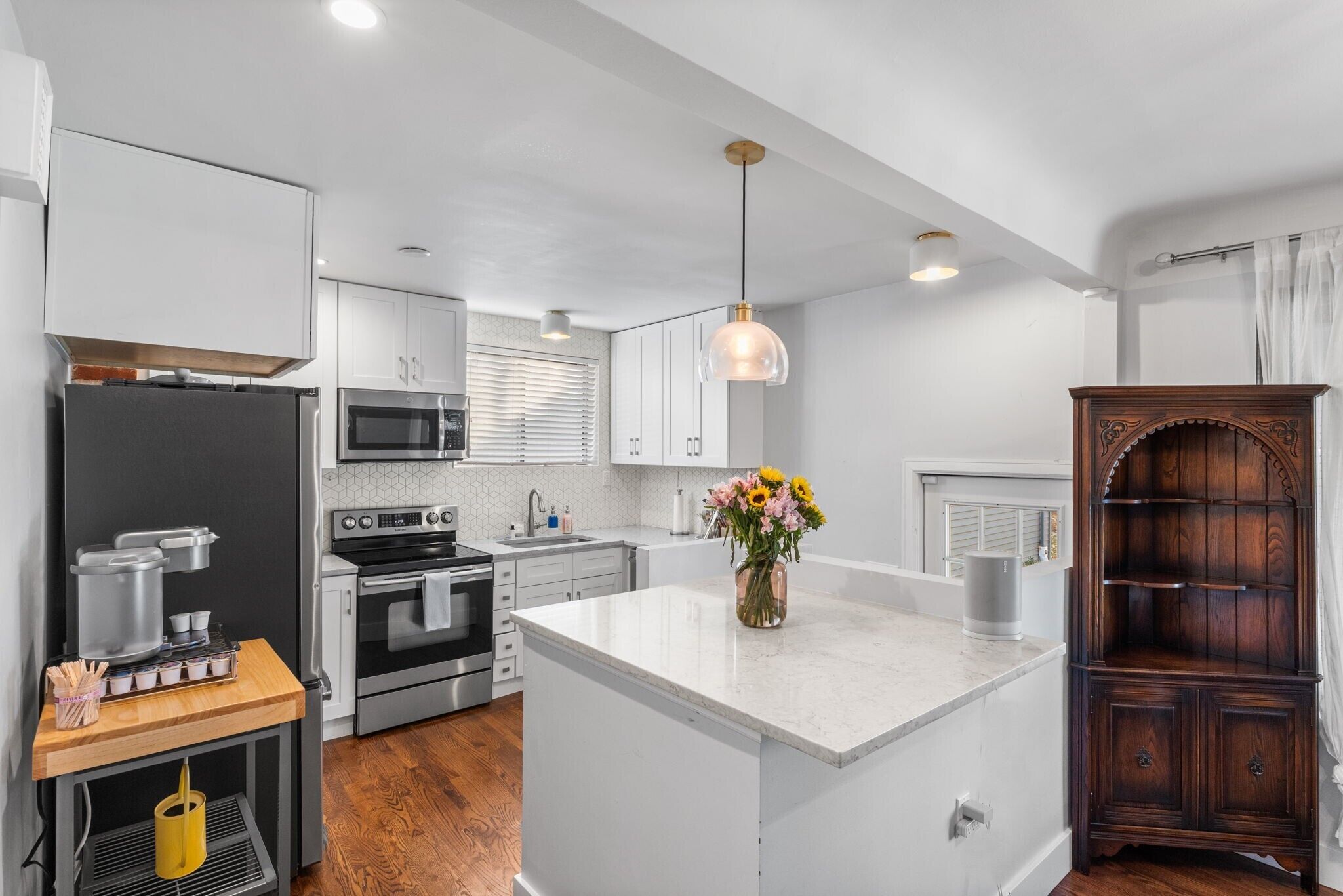 Frigorífico, microondas, horno y placa de cocina