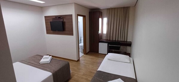 Quarto triplo standard, vista para a cidade | Cofres nos quartos, cortinas blackout, Wi-Fi de cortesia