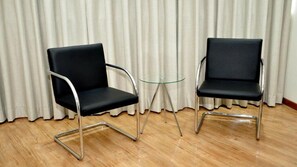 Premium Double Room, City View | Ruang tamu