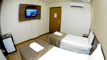 Kamar Twin Standar, pemandangan kota | Brankas, tirai kedap cahaya, dan Wi-Fi gratis