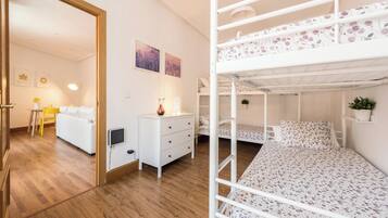 2 slaapkamers, een strijkplank/strijkijzer, reisbedje, wifi