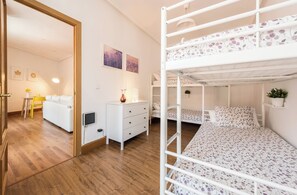 2 slaapkamers, een strijkplank/strijkijzer, reisbedje, wifi