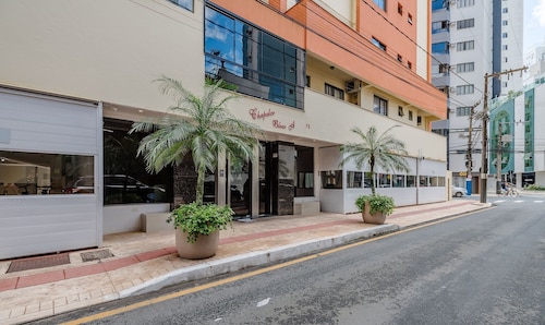 Apt in B.C Just Steps From the Beach Cec0501