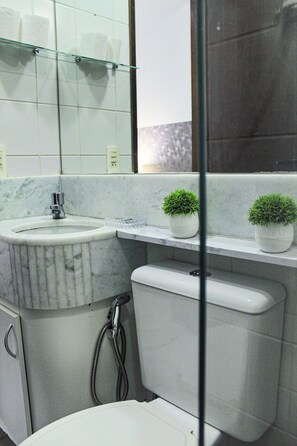 Apartment | Badezimmer | Dusche, Handtücher