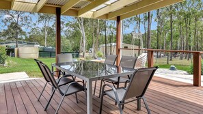 Outdoor dining - Among The Vines - Premium Living and Memorable Stays (North Rothbury)