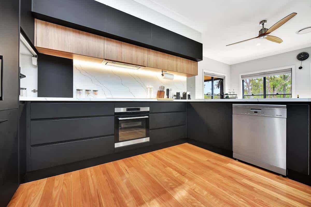 Wasserkocher mit Kaffee-/Teezubehör, Kühlschrank, Mikrowelle, Ofen