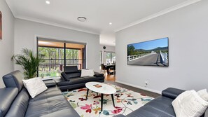 Living area - Among The Vines - Premium Living and Memorable Stays (North Rothbury)