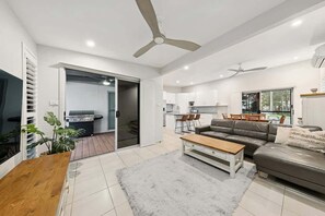 Smart TV - Resort Style Home with Plunge Pool (Cessnock)