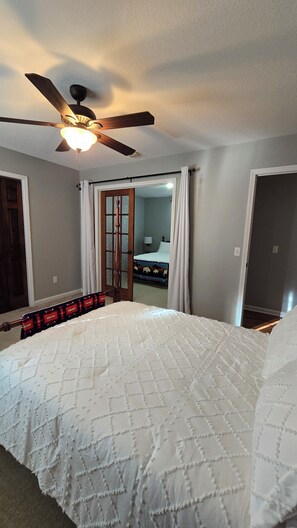 3 soverom, skrivebord, strykejern/-brett og wi-fi (inkludert)