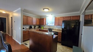 Kjøleskap, mikrobølgeovn, ovn og kokeplater