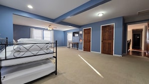3 habitaciones, escritorio y tabla de planchar con plancha 