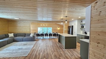 Luxe huisje, uitzicht op resort | Woonruimte