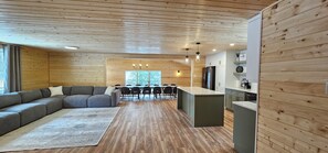 Cabaña de lujo, vista al resort | Área de sala de estar