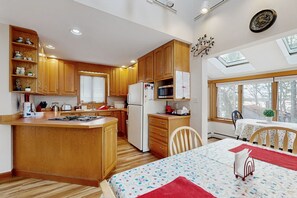 冰箱、微波炉、烤箱、炉灶