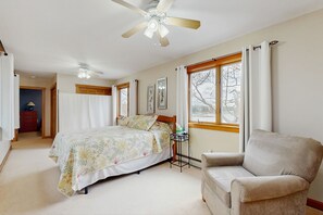 2 多间卧室、熨斗/熨衣板、上网接入、床单