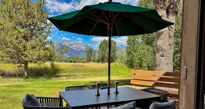 Modern mountain townhouse mins from Grand Teton w/ fireplace, deck and wifi