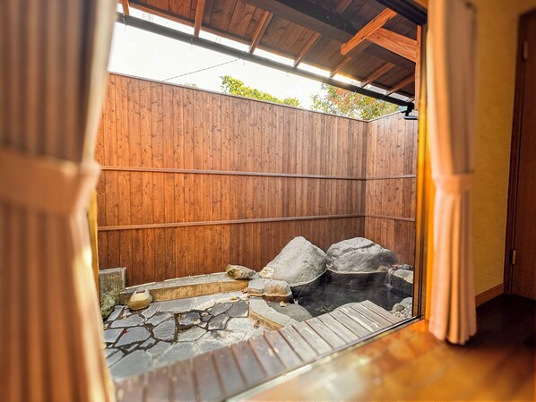 غرفة رباعية بطراز ياباني | حمام | أحواض استحمام وحجيرات دش منفصلة، مستلزمات مجانية للعناية الشخصية