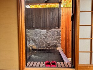 Japanilaistyylinen neljän hengen huone, tupakointi kielletty | Kylpyhuone | Erillinen kylpyamme ja suihku, ilmaiset hygieniatuotteet