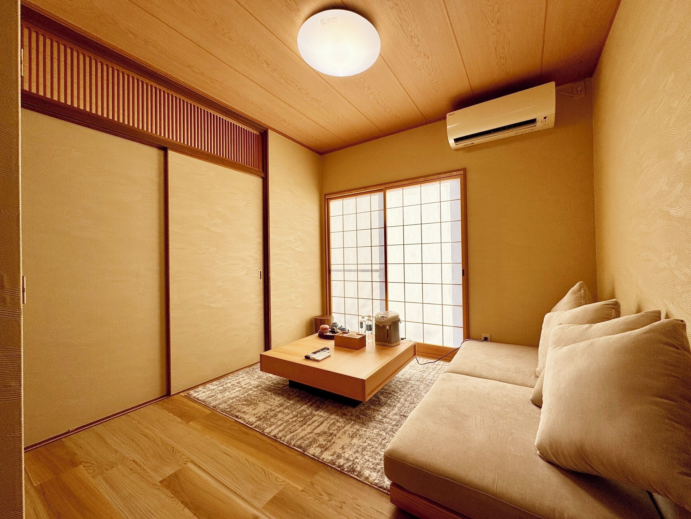 Chambre triple de style japonais | Coin séjour