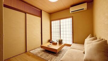 Chambre triple de style japonais | Coin séjour