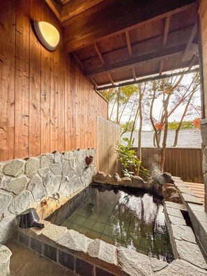 Japanese-style Quadruple Room | Bathroom | Separate tub and shower, hair dryer, towels, shampoo