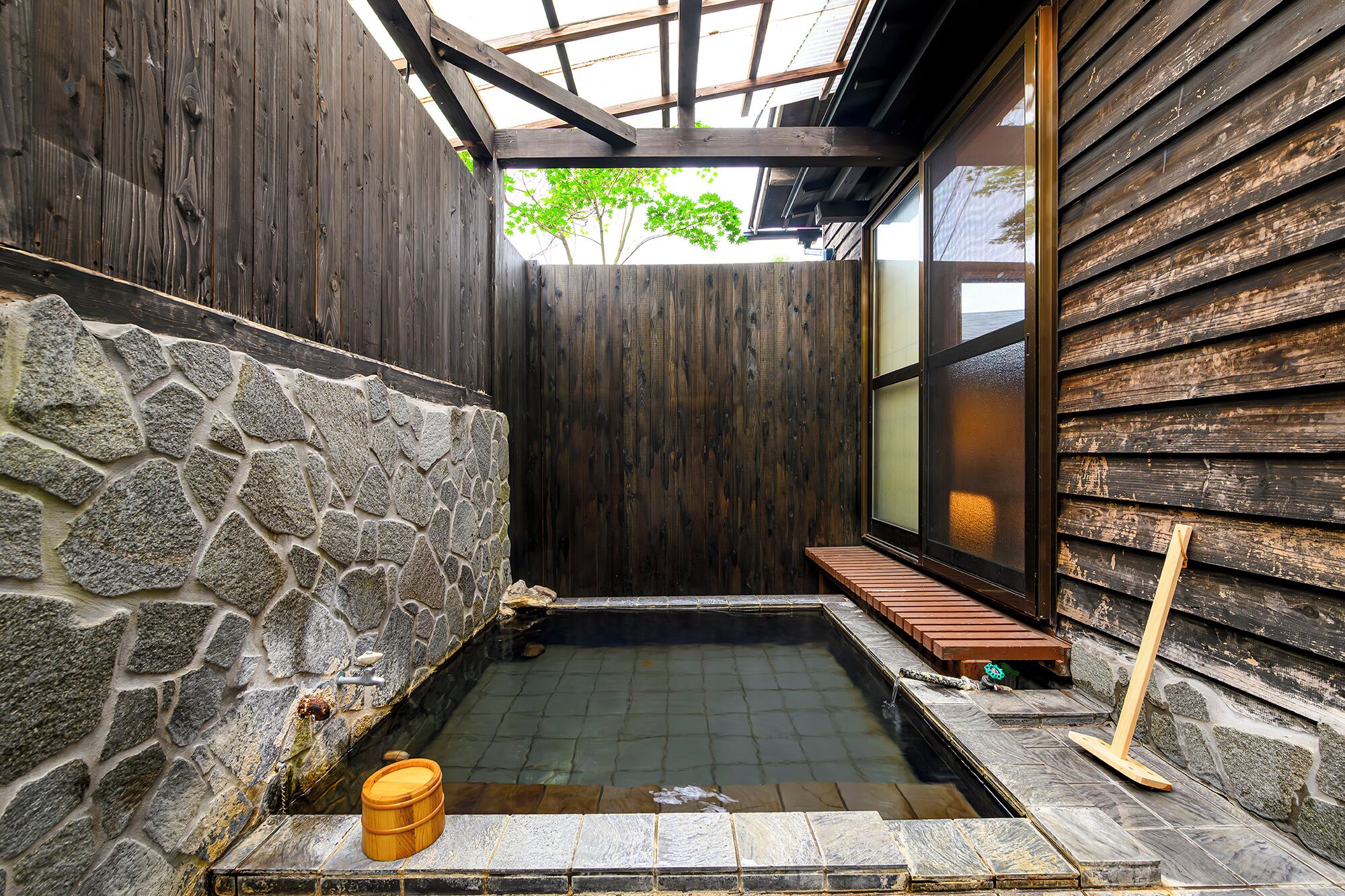 Habitación triple de estilo japonés, no fumadores | Baño | Bañera y ducha independientes y artículos de higiene personal gratuitos