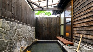 Phòng 3 người kiểu Nhật, không hút thuốc | Phòng tắm | Bồn tắm và buồng tắm vòi sen riêng, đồ dùng nhà tắm miễn phí