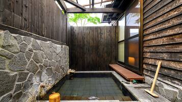 Habitación triple de estilo japonés, no fumadores | Baño | Bañera y ducha independientes y artículos de higiene personal gratuitos