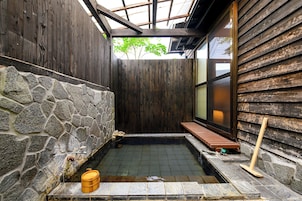 Habitación triple de estilo japonés, no fumadores | Baño | Bañera y ducha independientes y artículos de higiene personal gratuitos